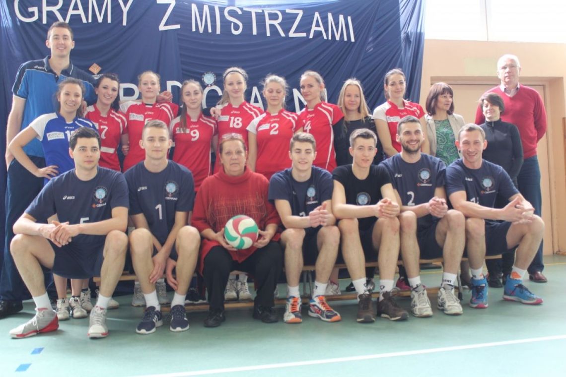 Siatkarska damsko-męska rywalizacja w VIII LO