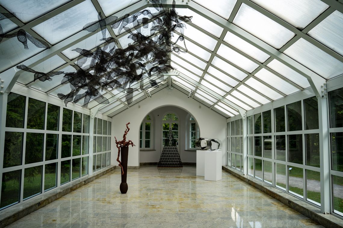 Siła ognia i delikatność duszy – nowe wystawy rzeźb w Orońsku