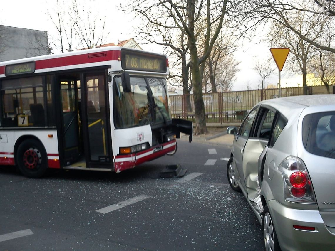 Siódemka wjechała w Toyotę Siódemka wjechała w Toyotę