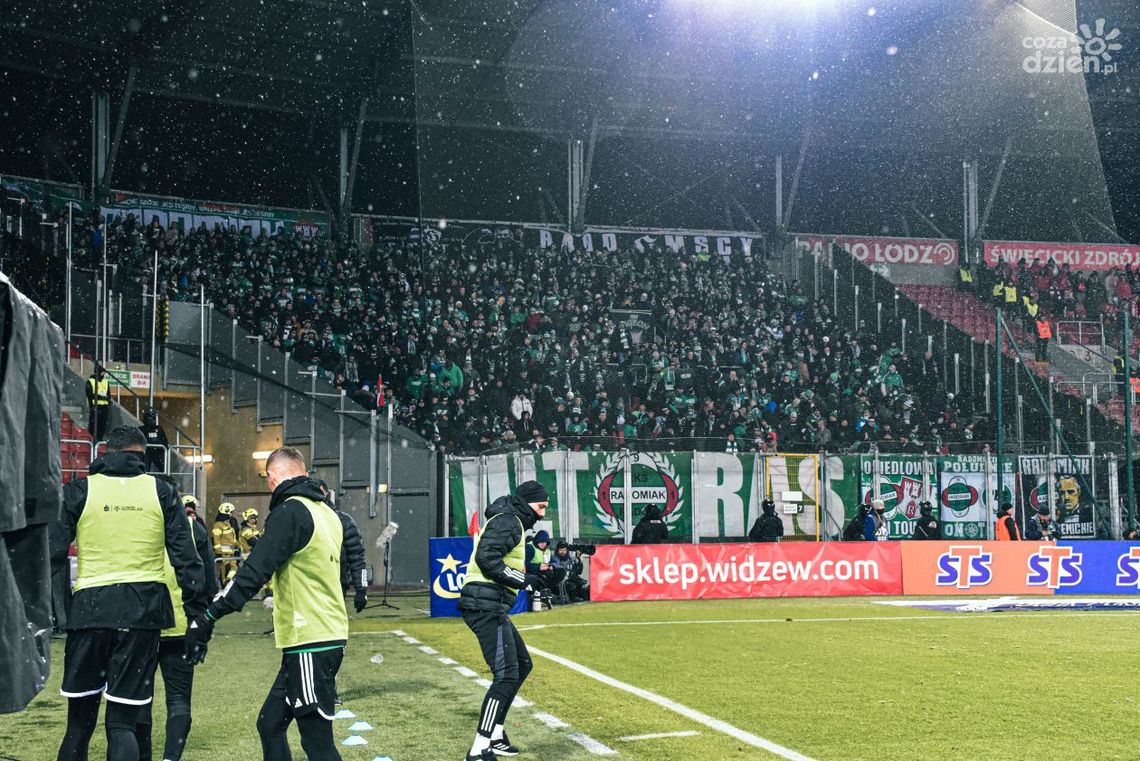 Skandal na meczu w Łodzi! Kibic Radomiaka miał krzyczeć "zdychaj kur**" podczas reanimacji fana Widzewa