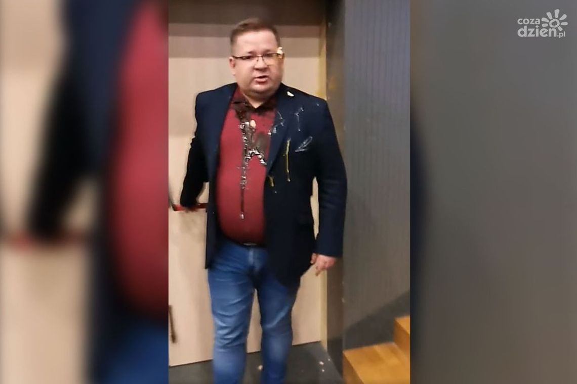 Skandal przed sesją rady! Burmistrz Iłży obrzucony jajkami 