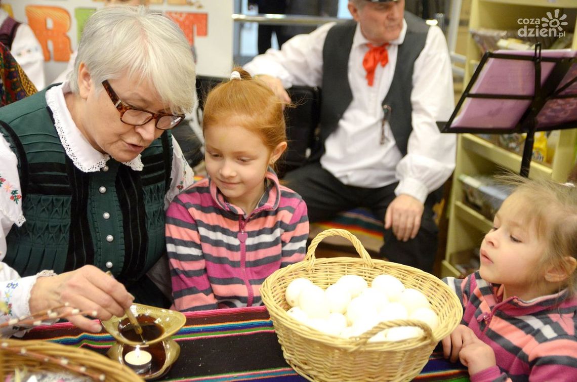 SKARYSZEW. Pisanie jaj woskiem.