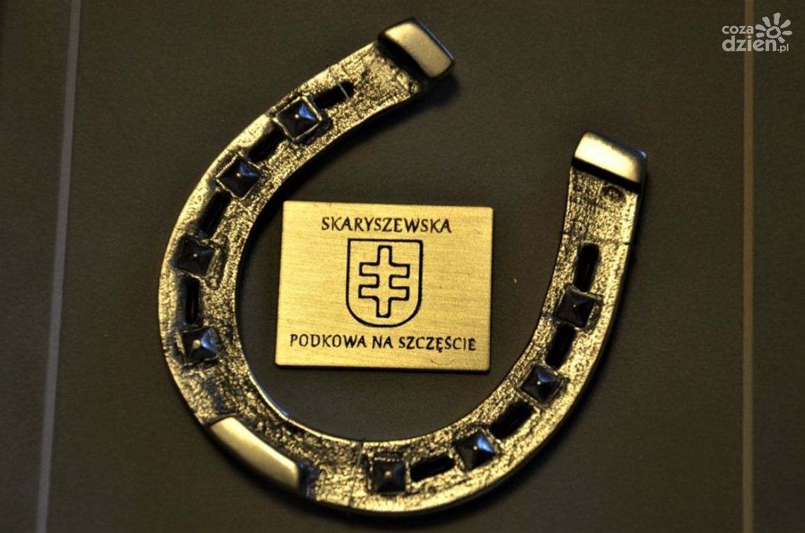 Skaryszew. Podkowa na szczęście dla nowożeńców Skaryszew. Podkowa na szczęście dla nowożeńców