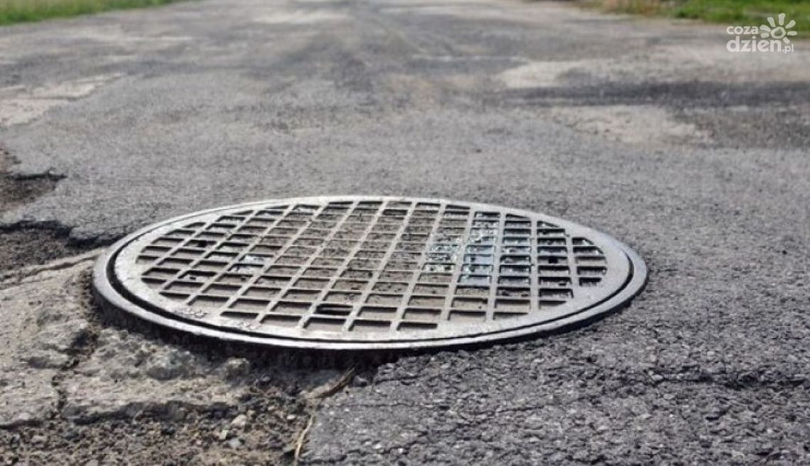 Skarżą się na fetor, a w kanalizacji nawet... martwe kury Skarżą się na fetor, a w kanalizacji nawet... martwe kury