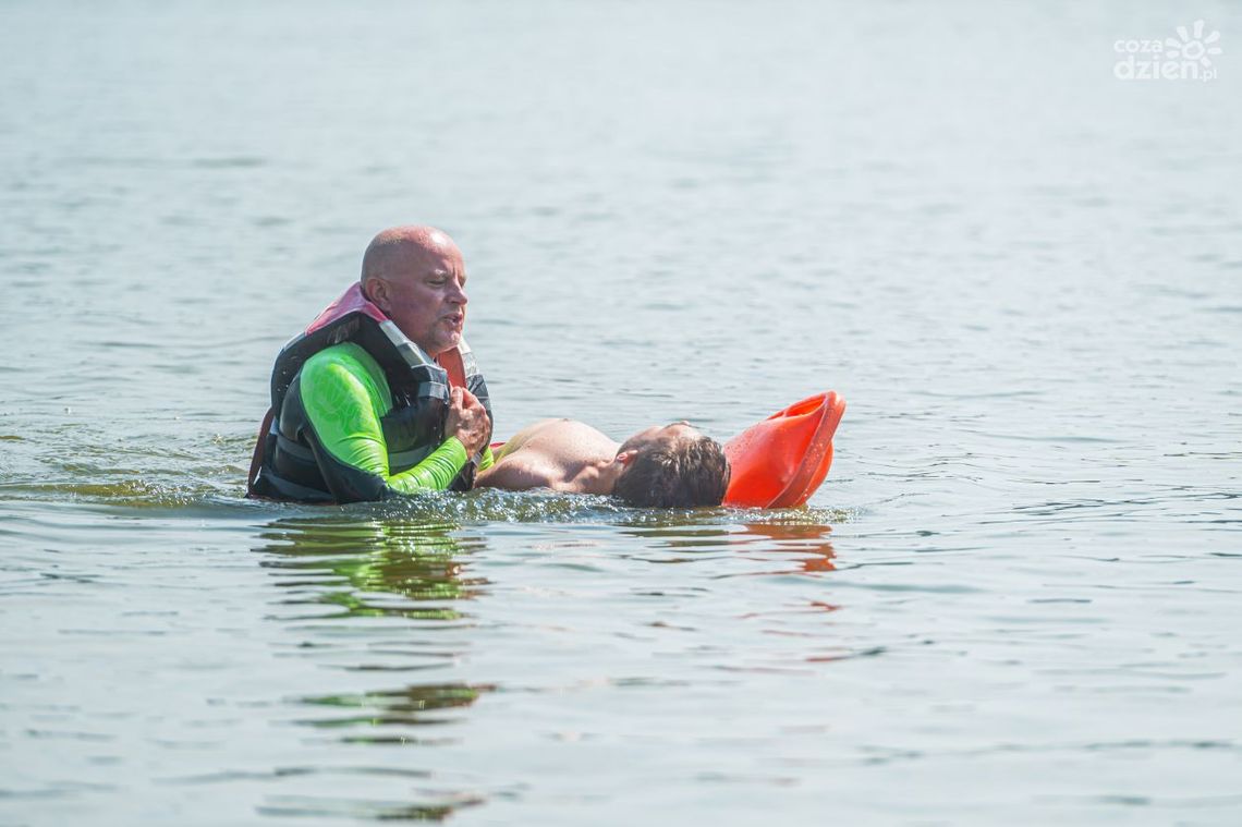 Skoczył do płytkiego stawu i doznał urazu kręgosłupa