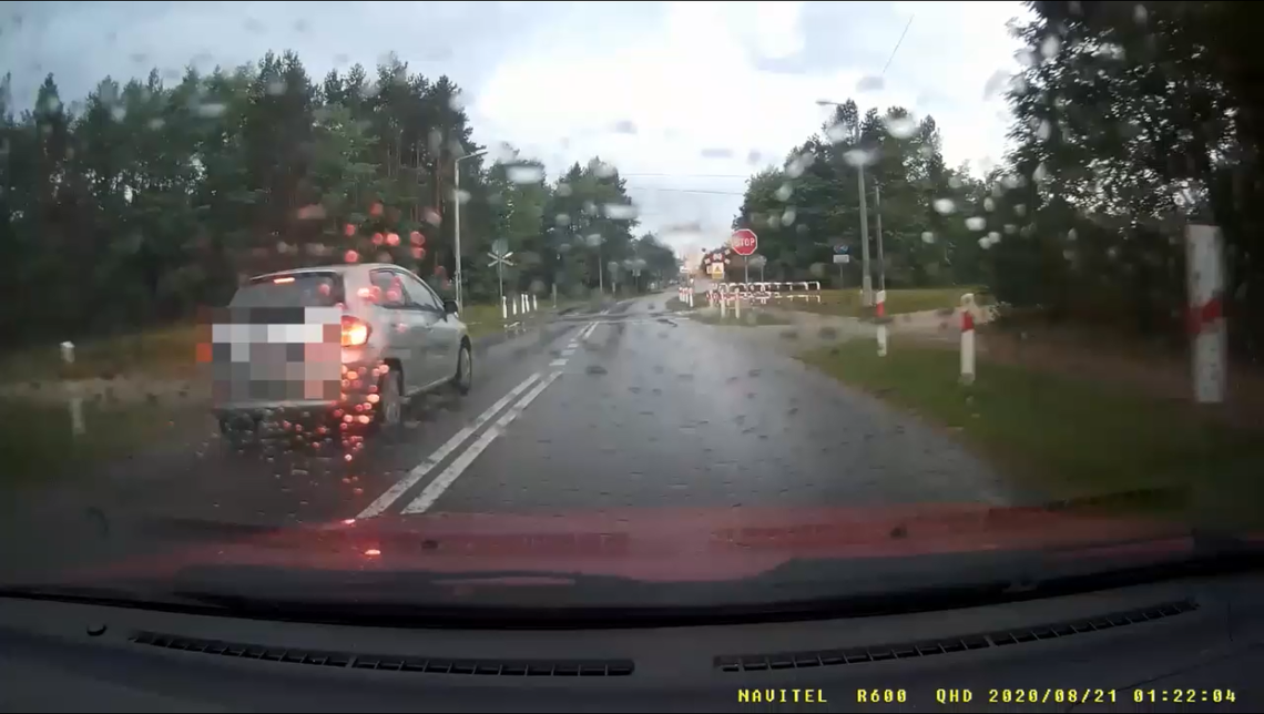 Skrajna nieodpowiedzialność na przejeździe kolejowym [WIDEO]