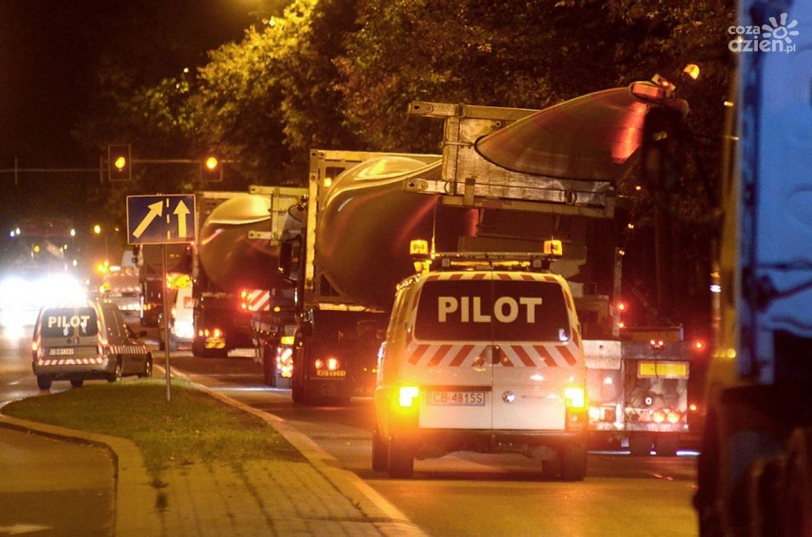 Skrzydło wiatraka na ciężarówce