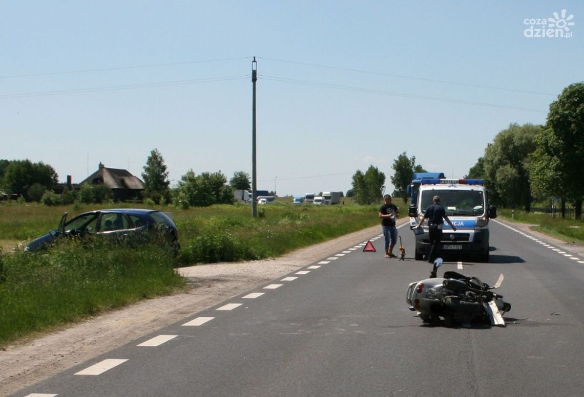 Skuterem uderzył w osobówkę Skuterem uderzył w osobówkę