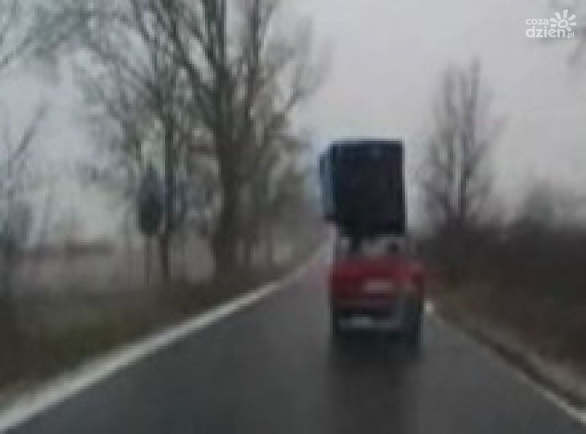 Slalom z pudłem, czyli kierowca z fantazją (VIDEO)