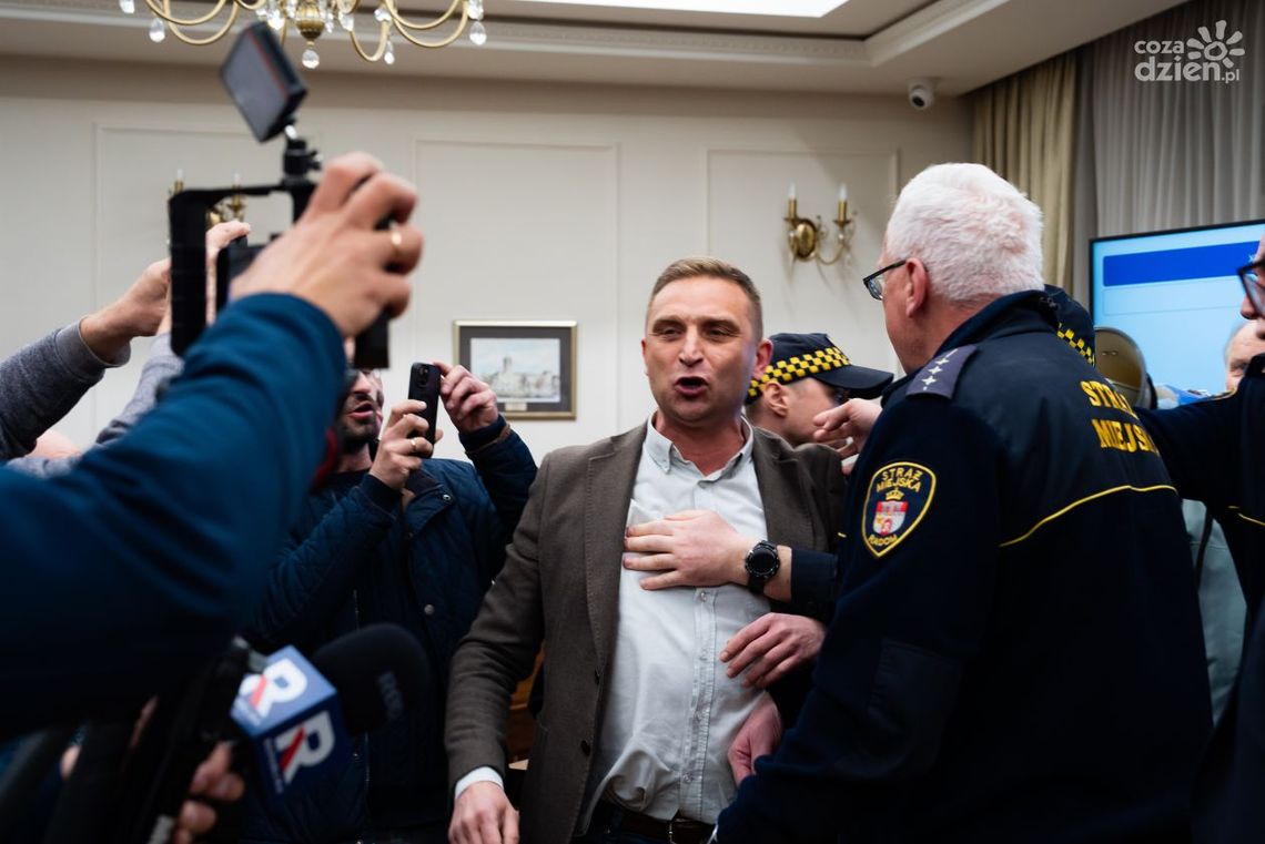 Śledztwo umorzone. Bąkiewicz oczyszczony z zarzutów. Polityk komentuje decyzję prokuratury Śledztwo umorzone. Bąkiewicz oczyszczony z zarzutów. Polityk komentuje decyzję prokuratury