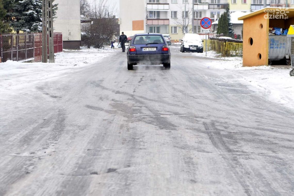Śliskie uliczki między blokami! Śliskie uliczki między blokami!