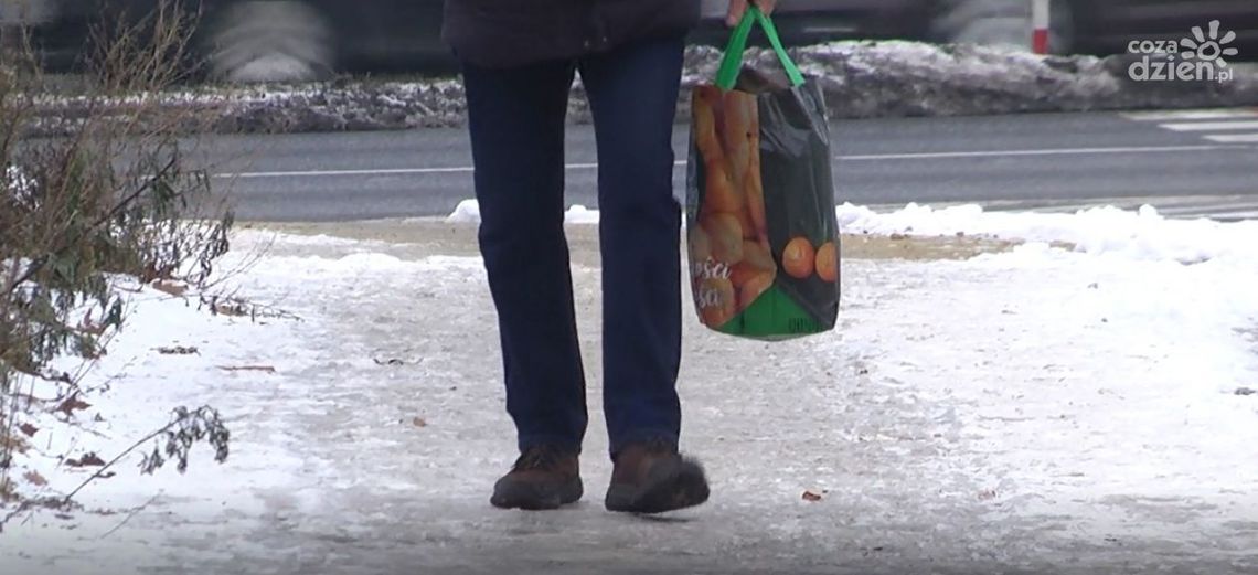 Ślisko na chodnikach. Kto odpowiada? Gdzie zgłosić?