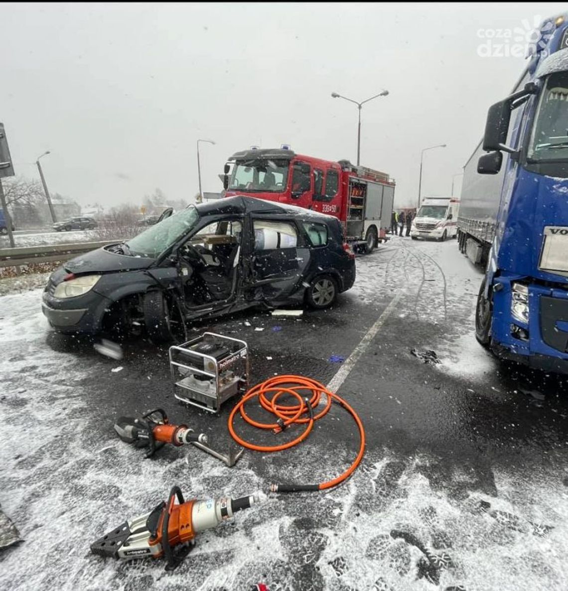 Ślisko na drogach. Dwa wypadki i 15 kolizji. Trzy osoby w szpitalu Ślisko na drogach. Dwa wypadki i 15 kolizji. Trzy osoby w szpitalu