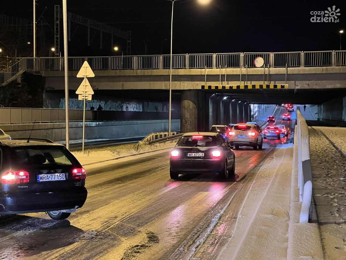 Ślisko na drogach. Uważajcie na siebie!