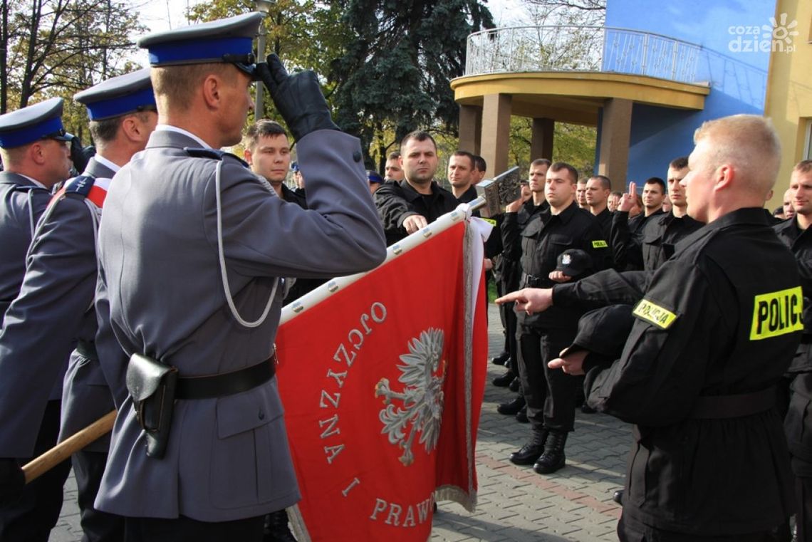 Ślubowanie 64 nowych policjantów KWP