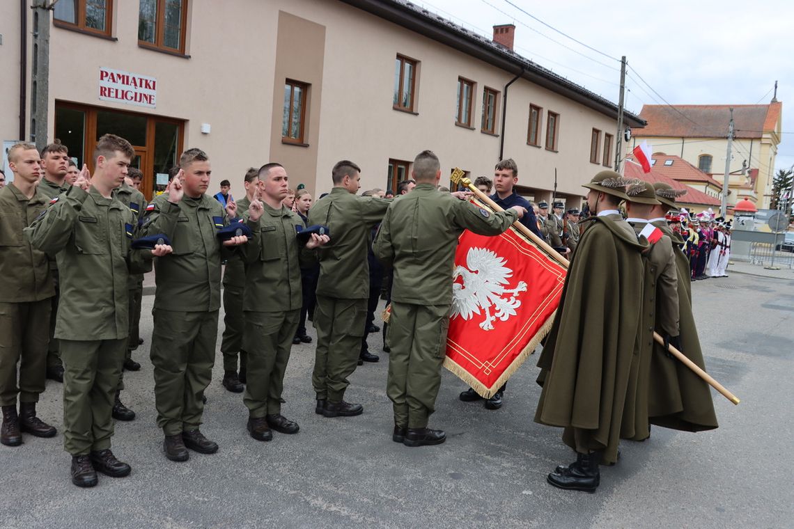 Ślubowanie klas mundurowych w Nowym Mieście nad Pilicą. To był ważny dzień w życiu uczniów