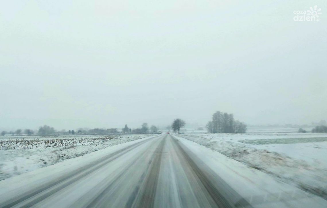 Służby na bieżąco odśnieżają drogi