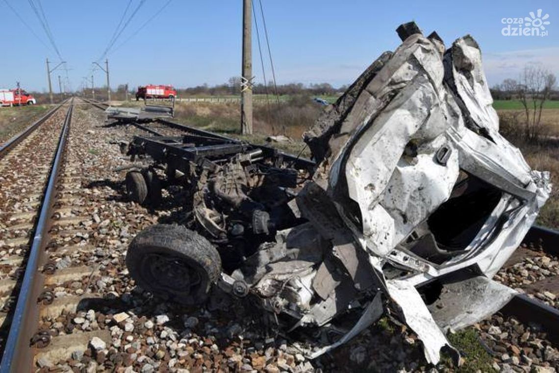 Śmierć na torach. Samochód zderzył się z pociągiem (AKTUALIZACJA) Śmierć na torach. Samochód zderzył się z pociągiem (AKTUALIZACJA)