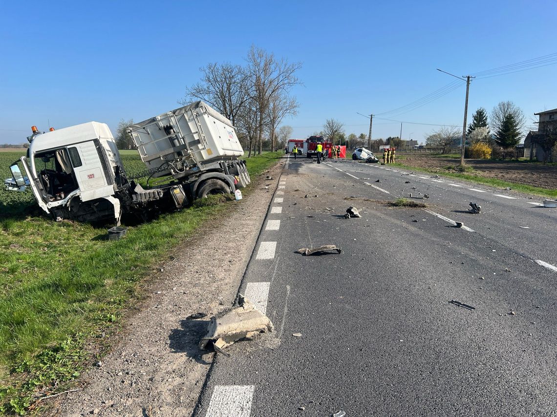 Śmiertelny wypadek pod Radomiem. Nie żyje jedna osoba
