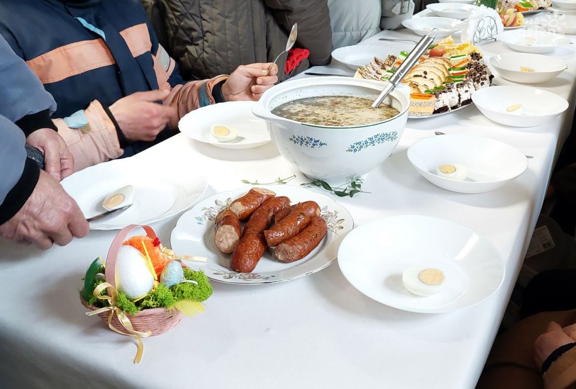 Śniadanie wielkanocne przy kościele garnizonowym