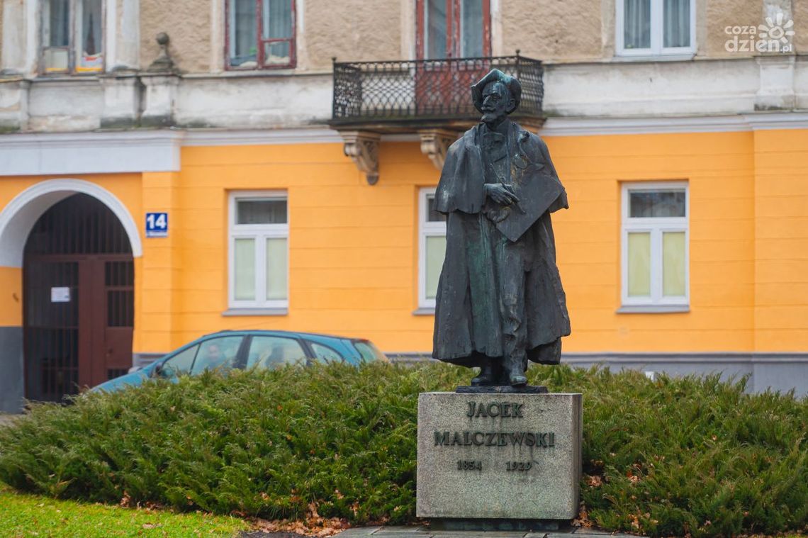 Spacerkiem po mieście: Pomnik Jacka Malczewskiego i tablica