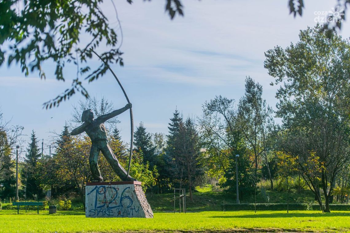 Spacerkiem po mieście: Rzeźba Łucznika na pl. Kazimierza Ołdakowskiego