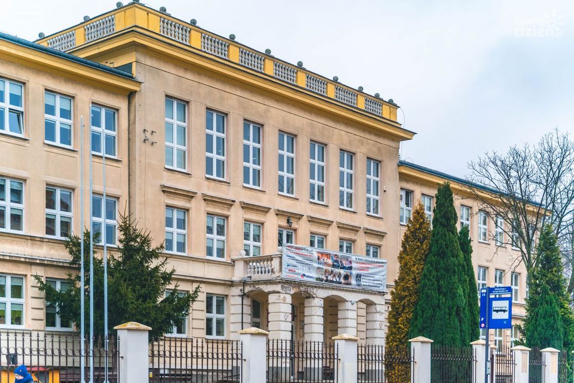 Spacerkiem po Radomiu: VI Liceum Ogólnokształcące z Oddziałami Dwujęzycznymi im. Jana Kochanowskiego Spacerkiem po Radomiu: VI Liceum Ogólnokształcące z Oddziałami Dwujęzycznymi im. Jana Kochanowskiego