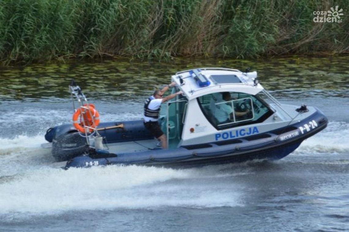 Spadł ze skutera wodnego. Pomogli policjanci
