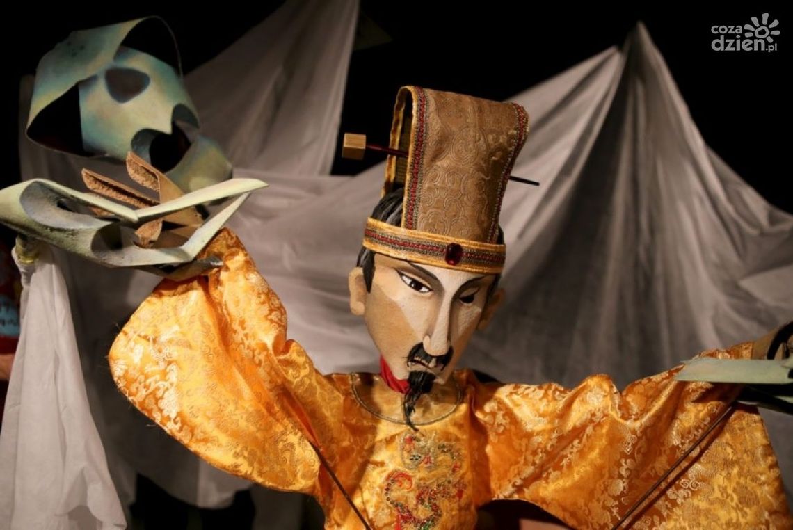 Spektakl dla dzieci "Słowik" w teatrze