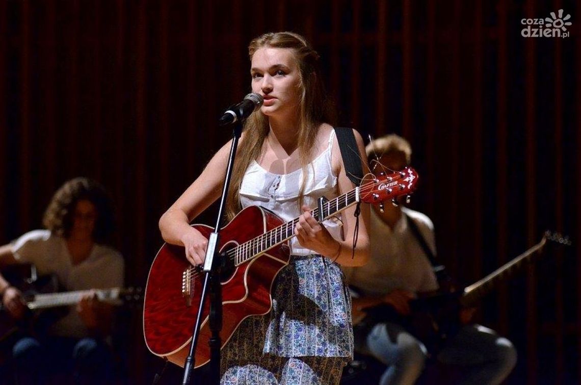 Śpiew, pantomima i pokaz mody na Muzycznych fontannach Śpiew, pantomima i pokaz mody na Muzycznych fontannach