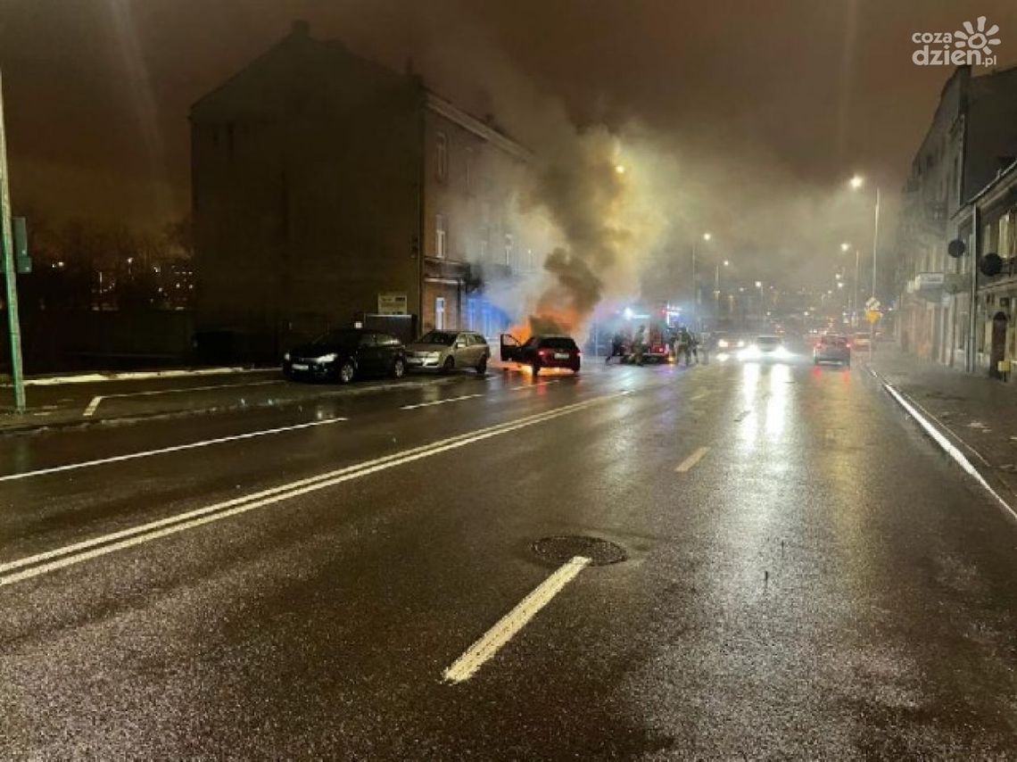 Spłonął samochód na ul. 25 Czerwca