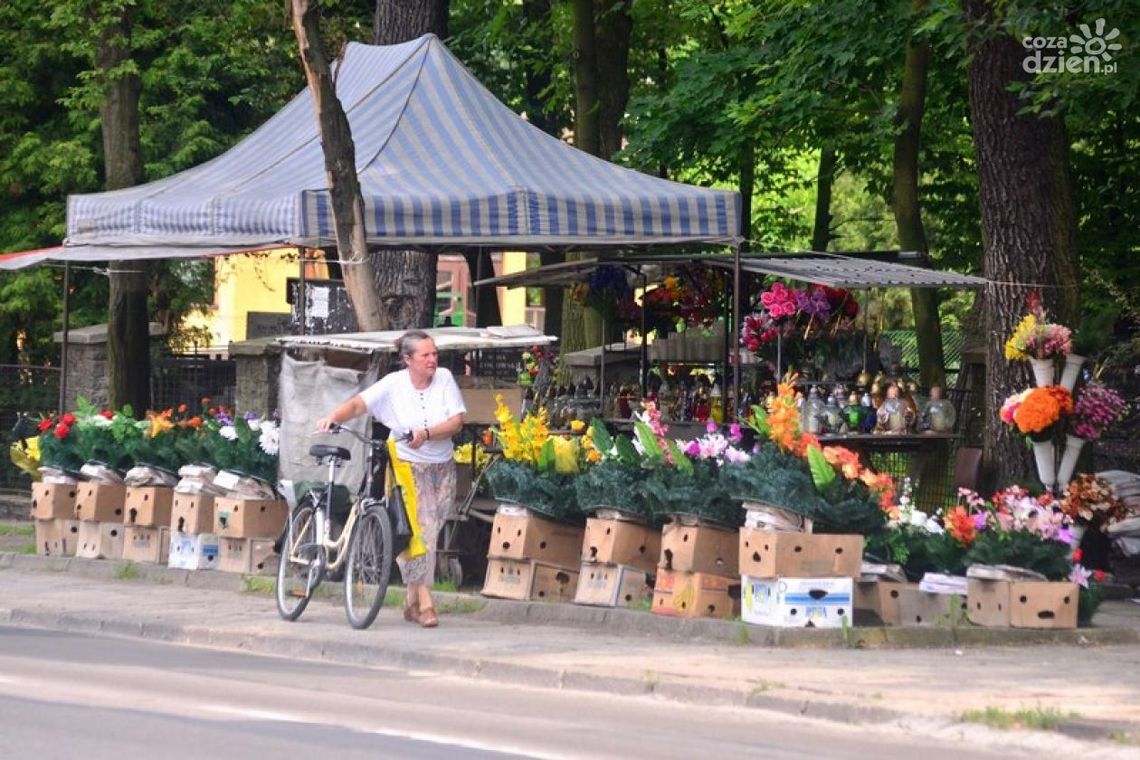 Spod cmentarza znikną sprzedawcy?