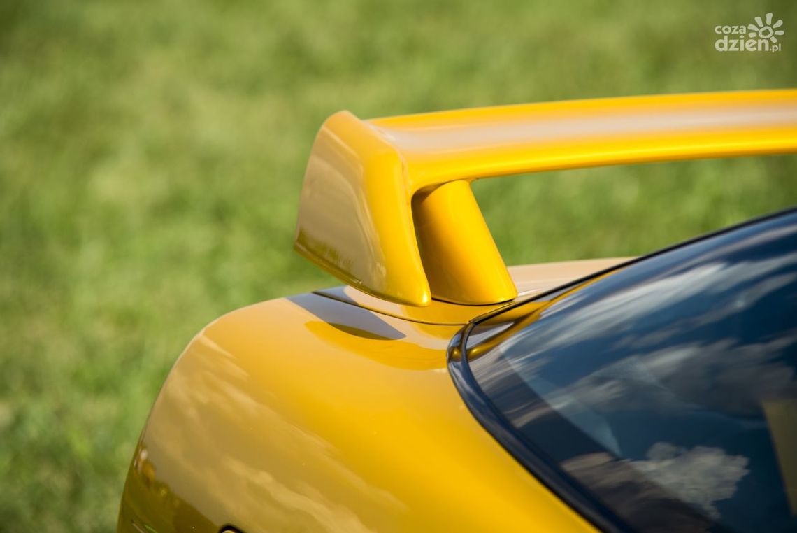 Spoilery dachowe: Jak podkręcić styl swojego samochodu i zyskać funkcjonalność!