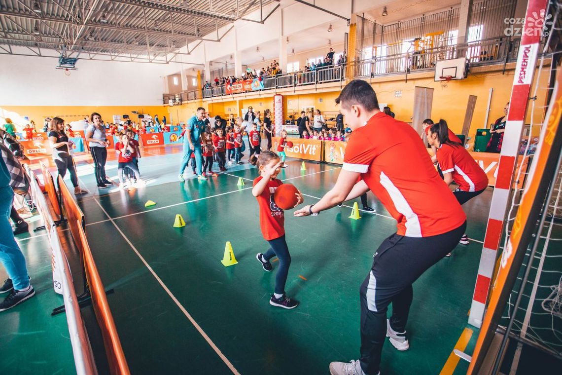 Sport i dobra zabawa w ramach Orlen Przedszkoliada Tour 2020 w XIII LO w Radomiu Sport i dobra zabawa w ramach Orlen Przedszkoliada Tour 2020 w XIII LO w Radomiu