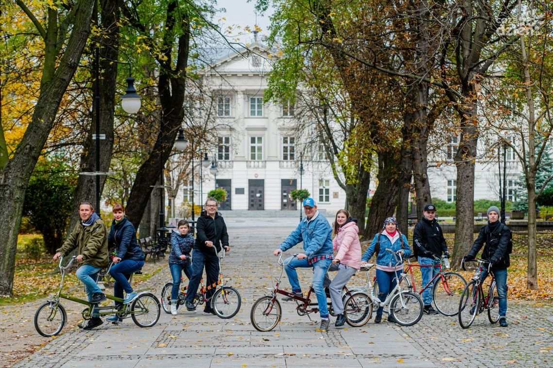 Sprężyści i ukraińska młodzież na wycieczce tandemami po Radomiu