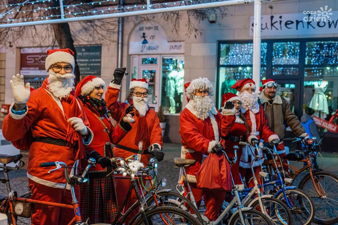 Sprężyści mikołaje rozdali dzieciom prezenty