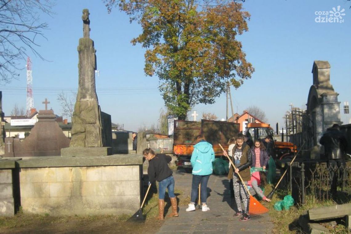 Sprzątamy groby. Pilnujmy swoich rzeczy Sprzątamy groby. Pilnujmy swoich rzeczy