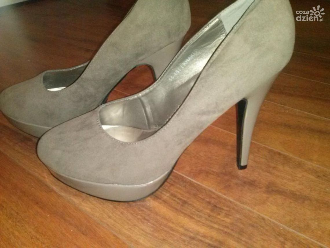 SPRZEDAJE BUTY BO... ZERWAŁ Z NIĄ CHŁOPAK SPRZEDAJE BUTY BO... ZERWAŁ Z NIĄ CHŁOPAK