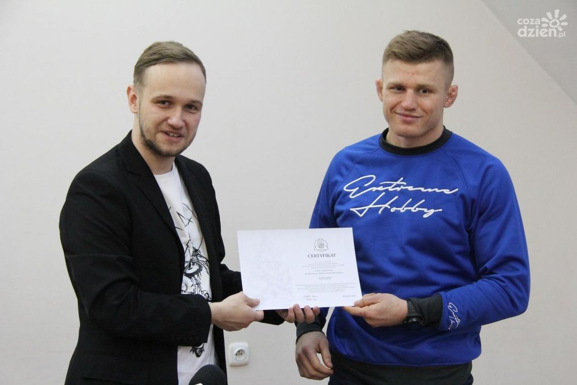 Sprzedaje niebo choć jest sceptykiem Sprzedaje niebo choć jest sceptykiem