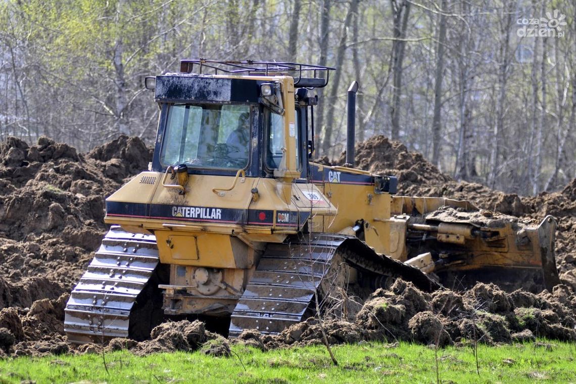 Spychacze przygotowują tereny pod trasę
