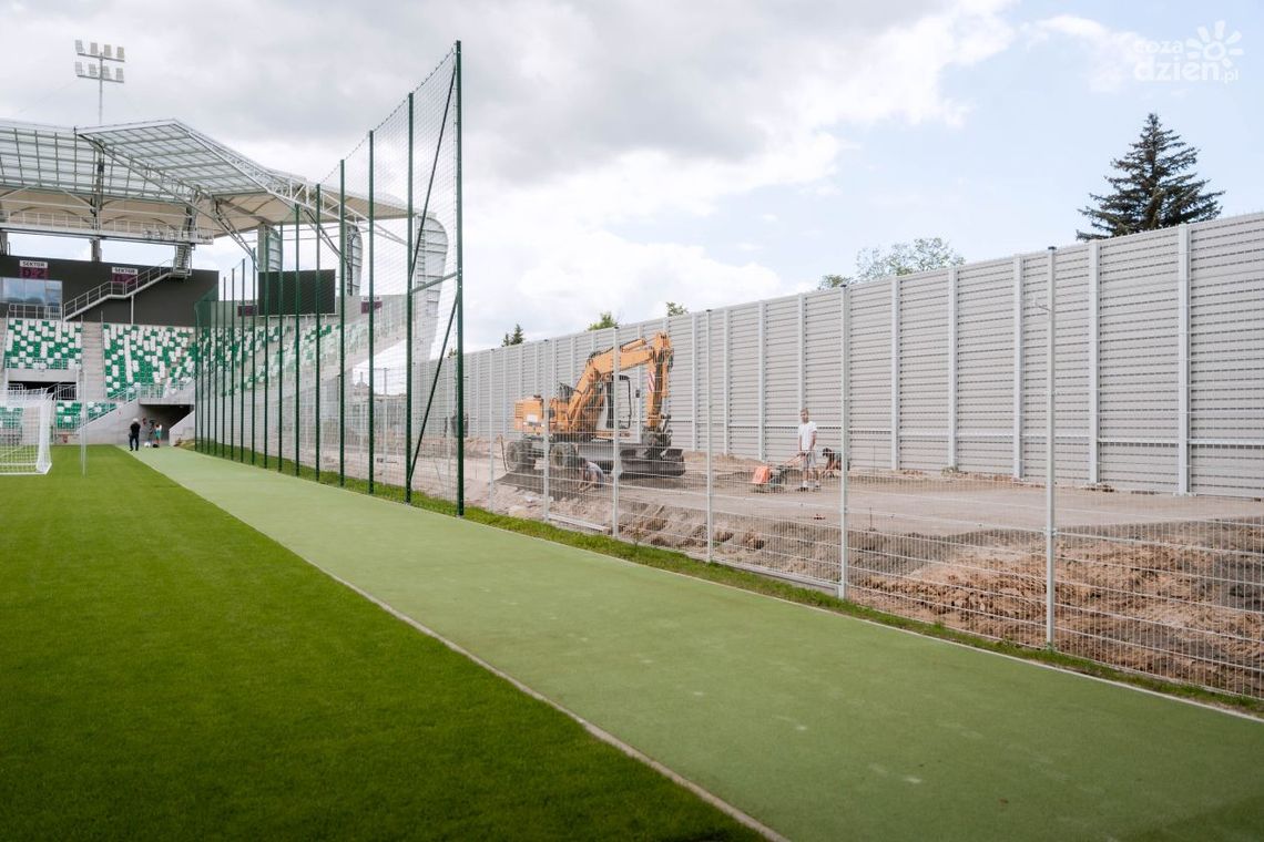 Stadion przy Struga 63. Trwają ostatnie poprawki: trybuna gości, ławki rezerwowych i krzesełka w sektorze buforowym Stadion przy Struga 63. Trwają ostatnie poprawki: trybuna gości, ławki rezerwowych i krzesełka w sektorze buforowym