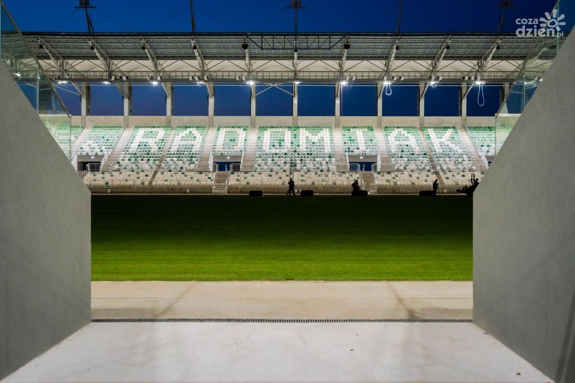 Stadion Radomiaka nocą. Murawa już prawie ułożona. Zobacz zdjęcia! 
