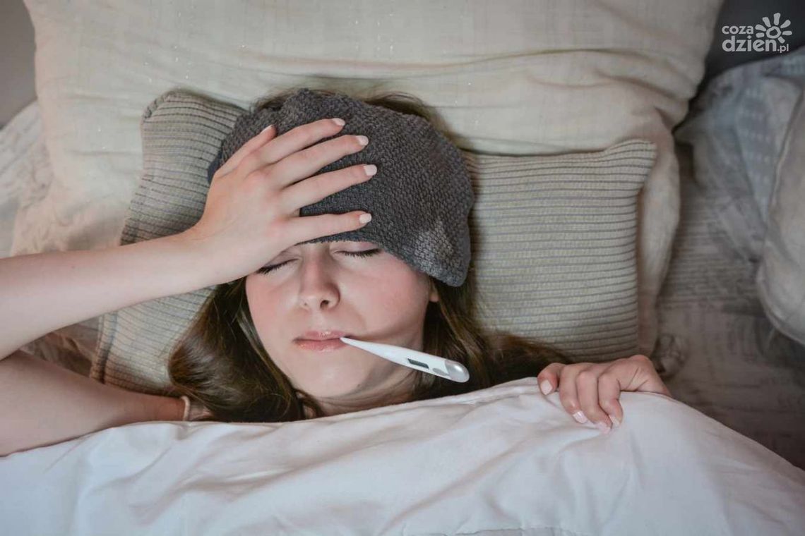 Stan podgorączkowy: drżenie ciała, niepokój i suchość w gardle - sprawdzone sposoby na dreszcze i skaczącą gorączkę
