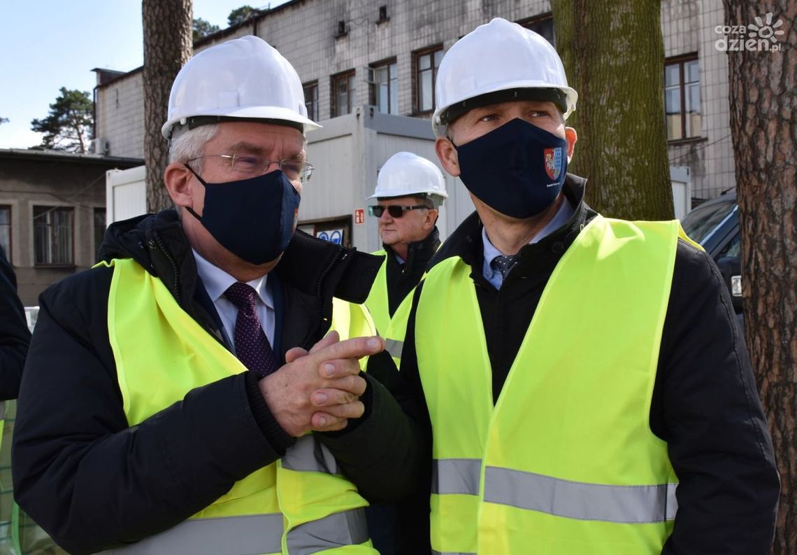 Stanisław Karczewski wizytował teren budowy szpitala w Pionkach Stanisław Karczewski wizytował teren budowy szpitala w Pionkach