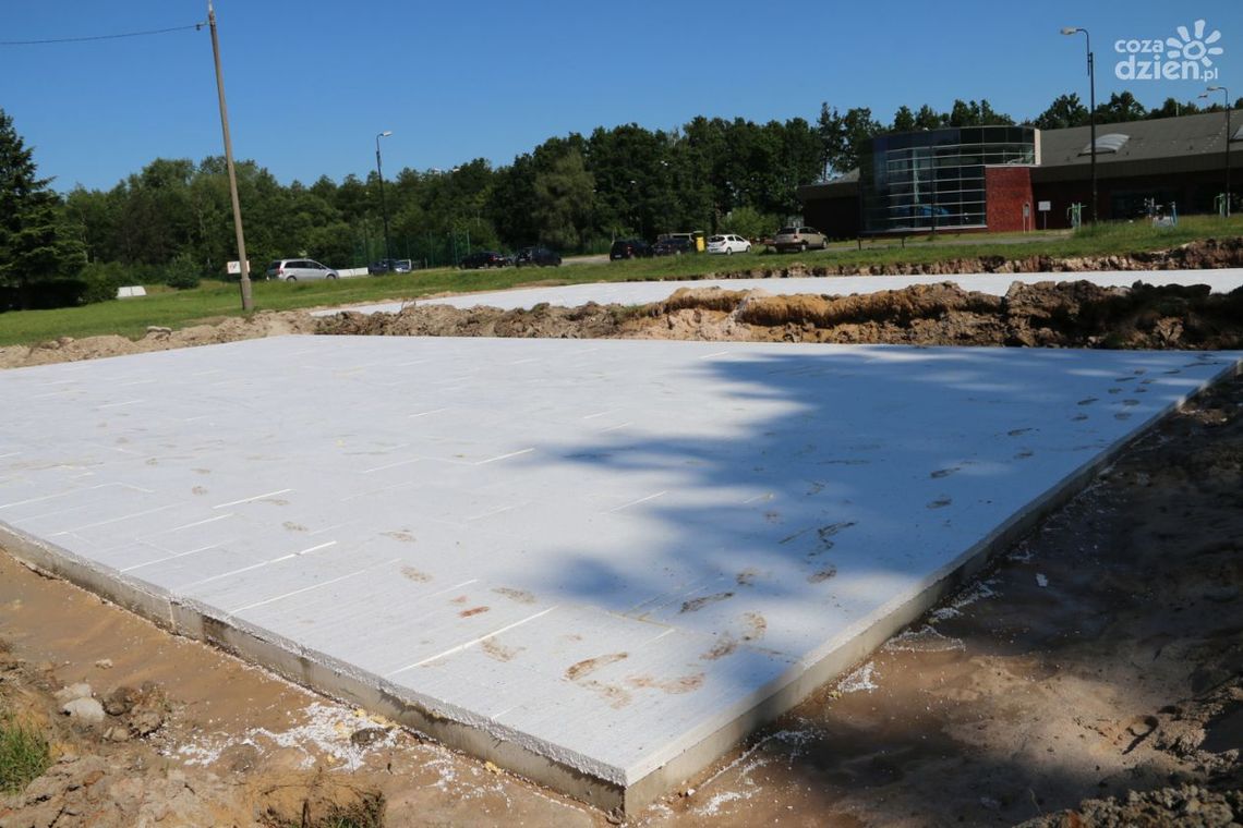 Starachowice. Trwa budowa basenów letnich