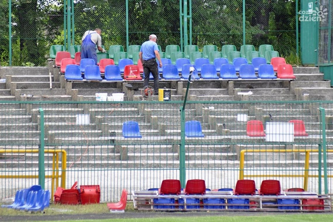 Stare krzesełka z Broni, montują na Radomiaku. To wymogi licencyjne