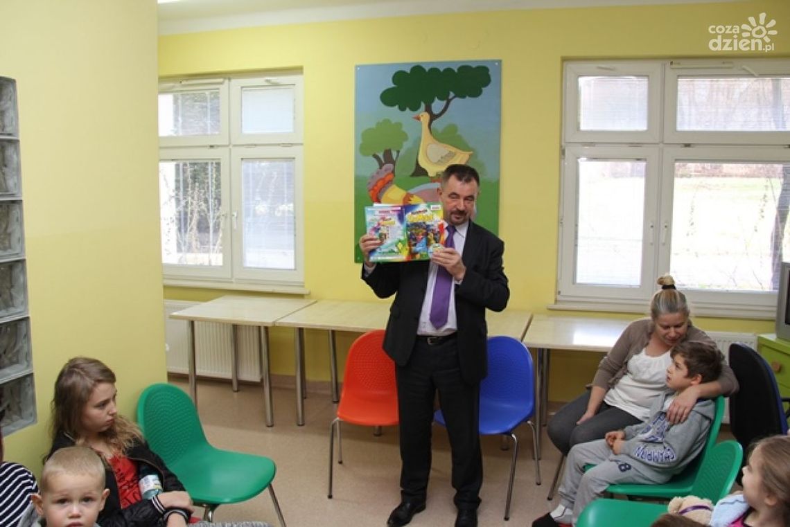 Starosta czytał dzieciom