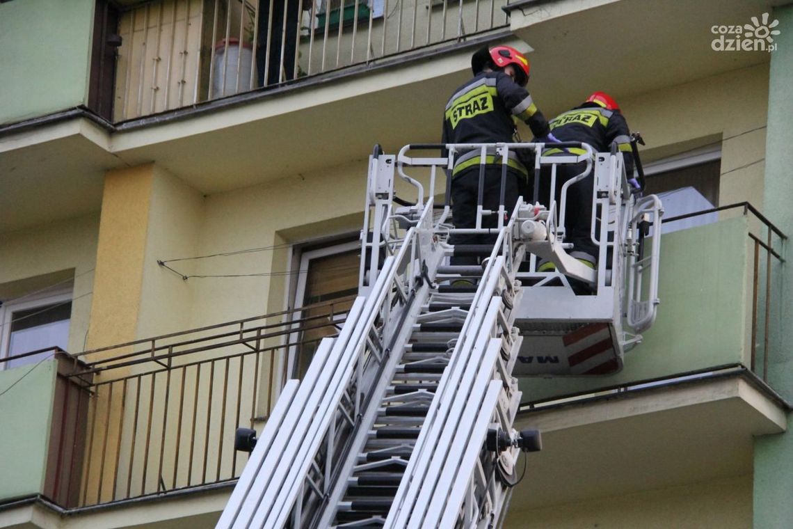 Starsza osoba zasłabła, pomogli strażacy
