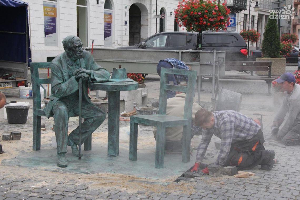 STOLICZEK KOŁAKOWSKIEGO JUŻ STOI STOLICZEK KOŁAKOWSKIEGO JUŻ STOI