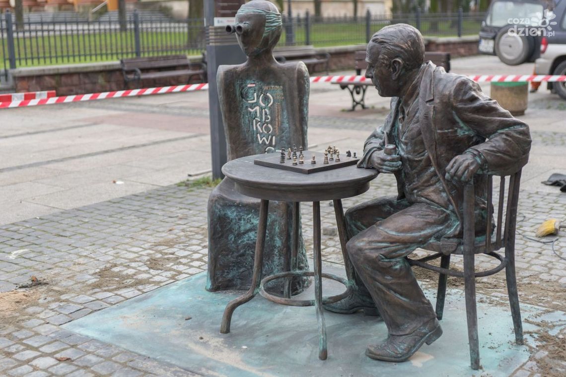 Stolik Gombrowicza już na deptaku Stolik Gombrowicza już na deptaku